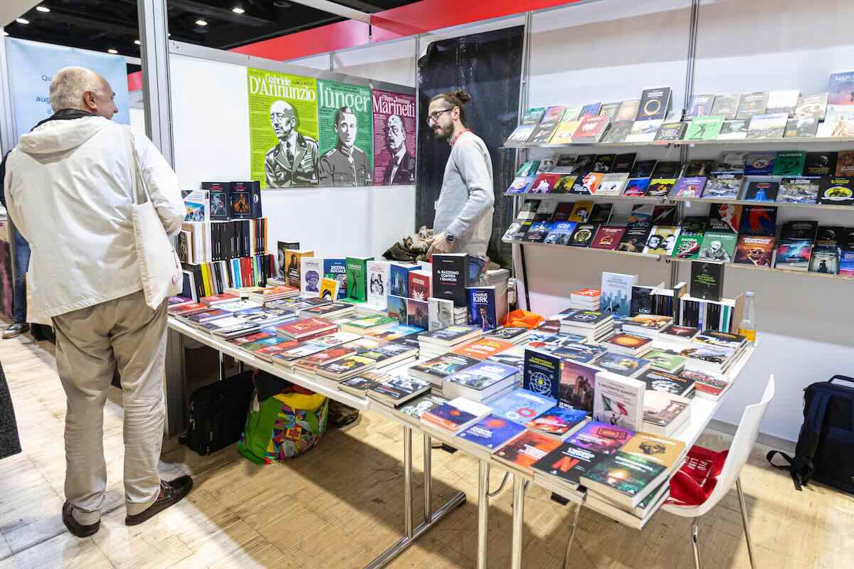 piu libri piu liberi protesta stand coperti