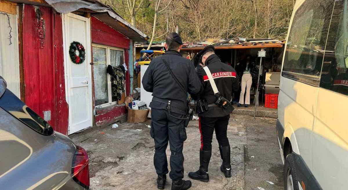 rapina campo rom roma poliziotti arrestati