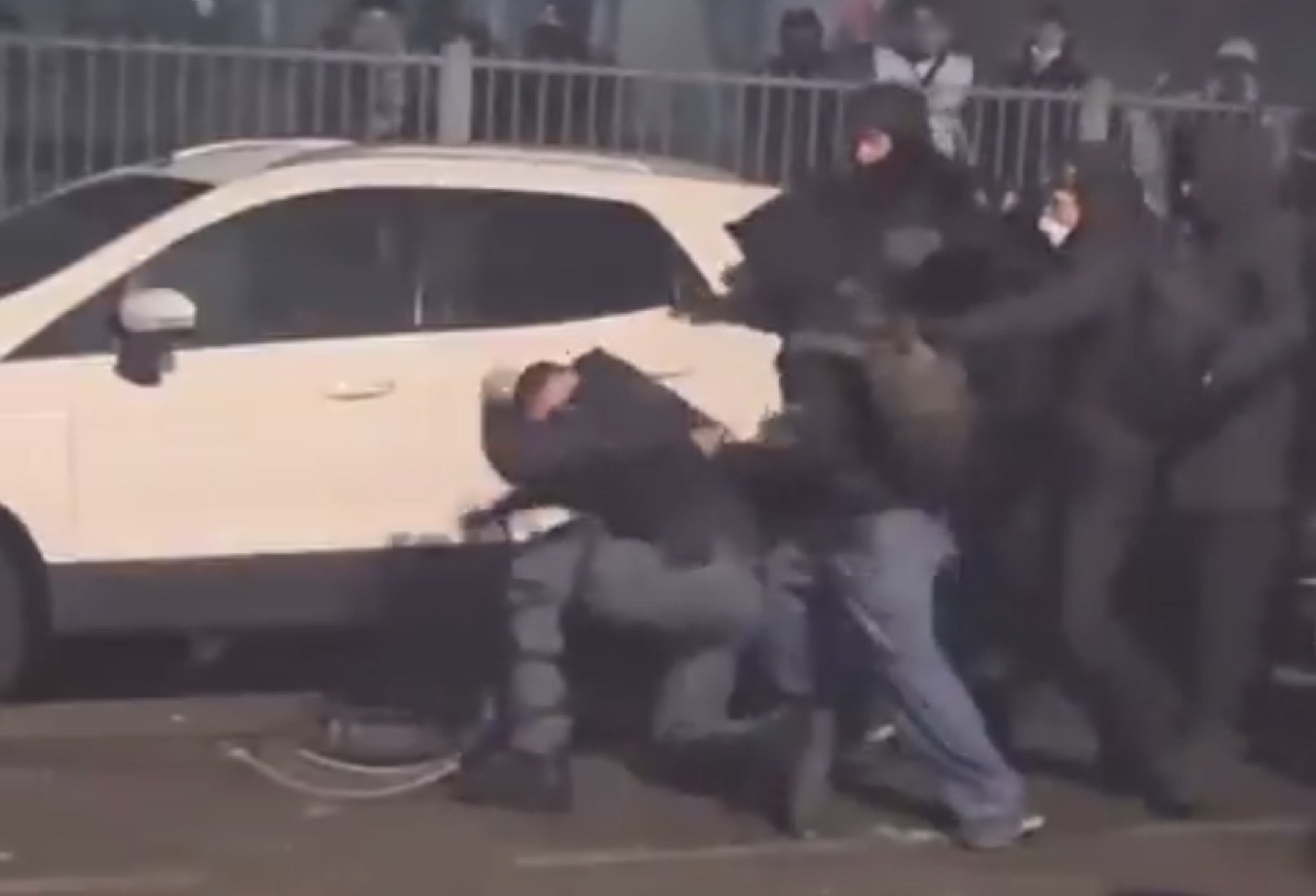 askatasuna-torino-aggressione-poliziotto-video