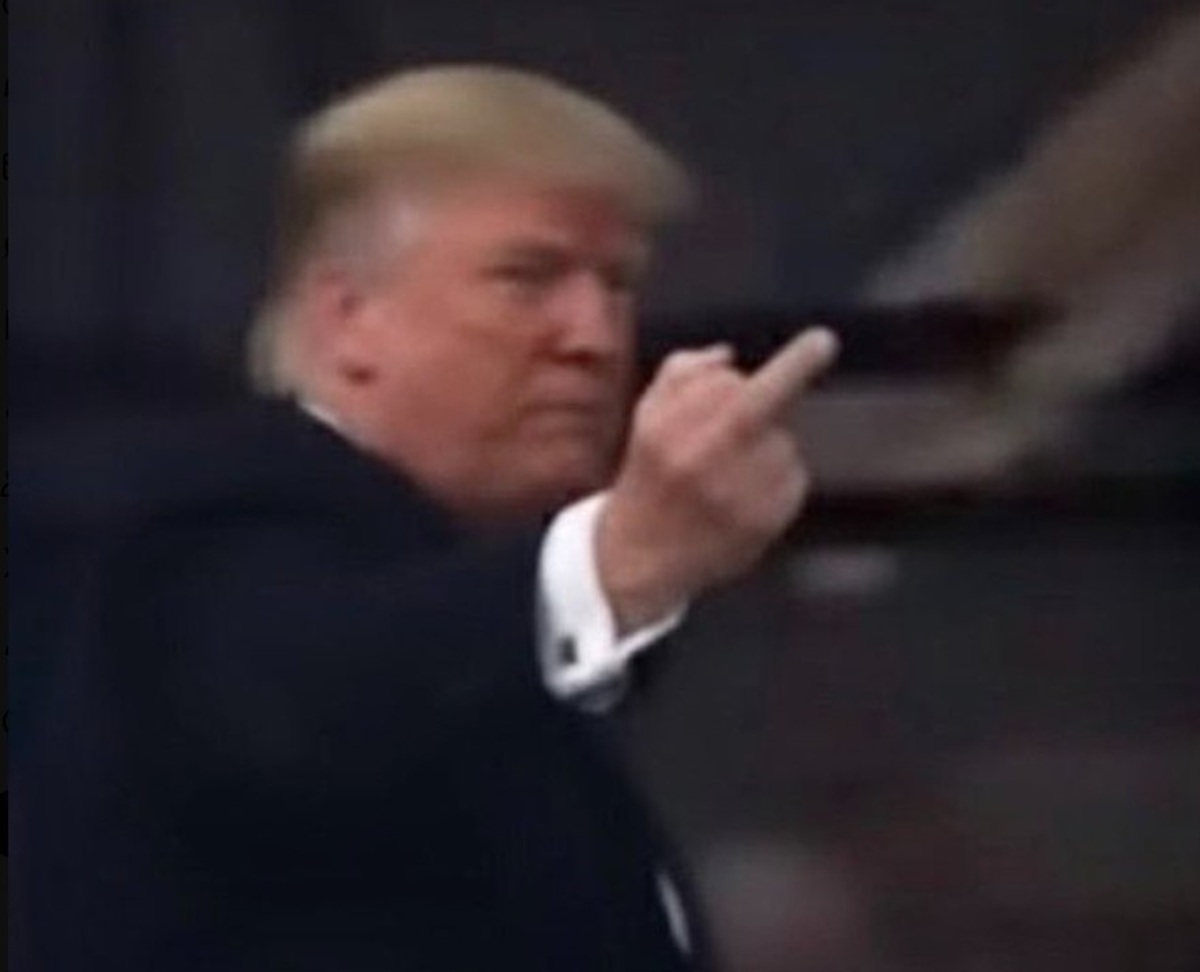 donald trump dito medio vaffanculo operaio epstein pedofilo