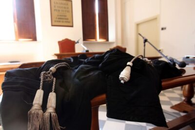 genitori condannati figlio violenza sessuale