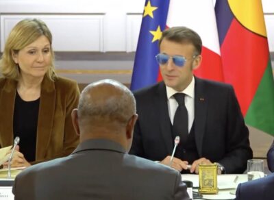 Emmanuel Macron con gli occhiali da sole