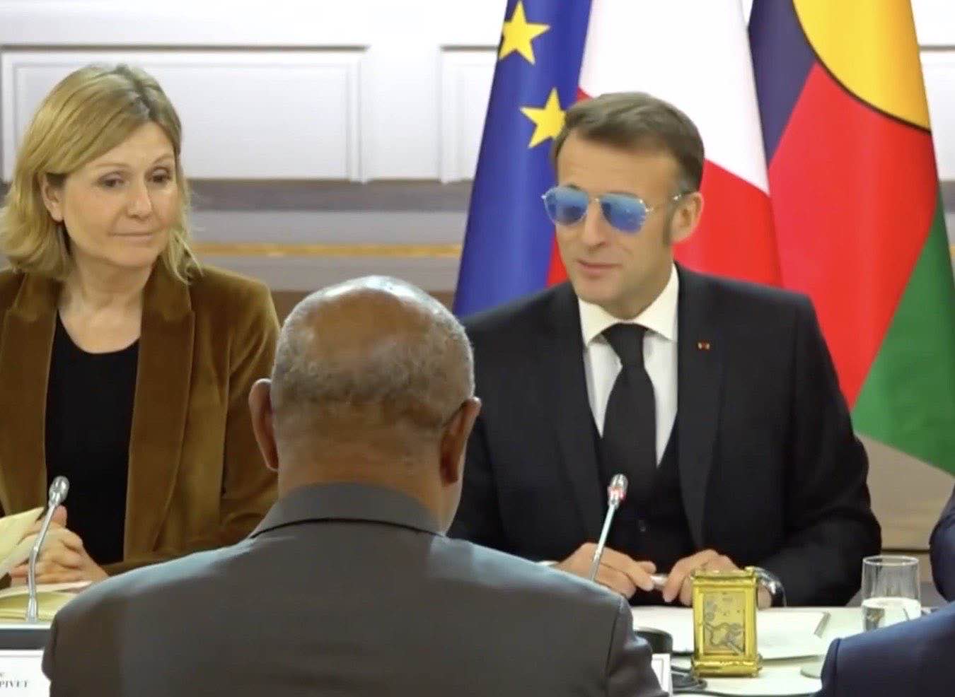 Emmanuel Macron con gli occhiali da sole