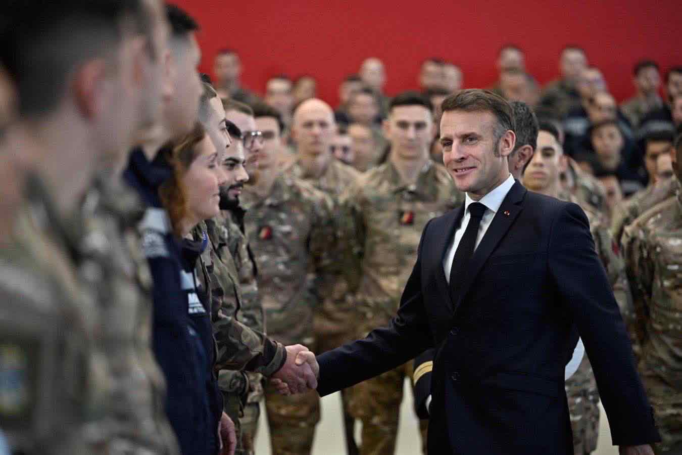 Emmanuel Macron con i soldati francesi