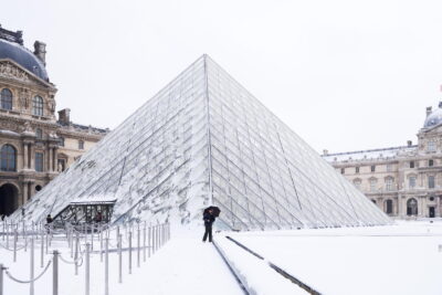 parigi louvre neve