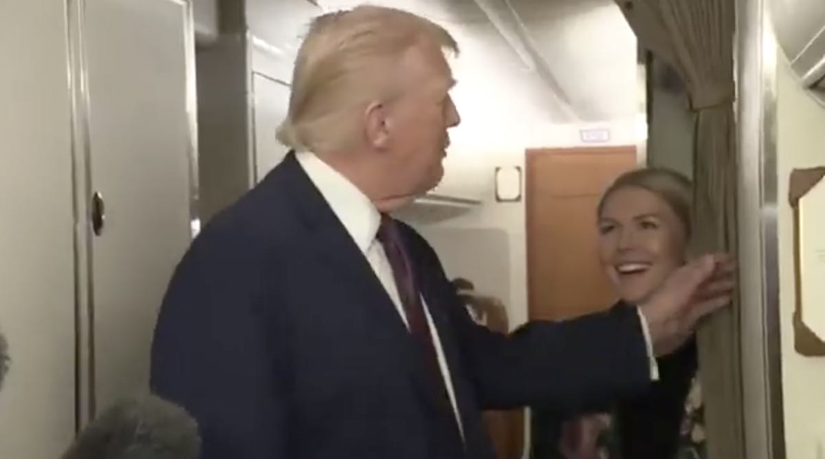 trump air force one leavitt