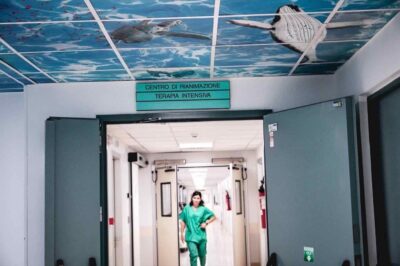 bimbo morto caduta scale dubbi procura