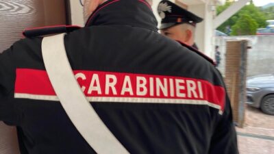 Carabinieri di spalle