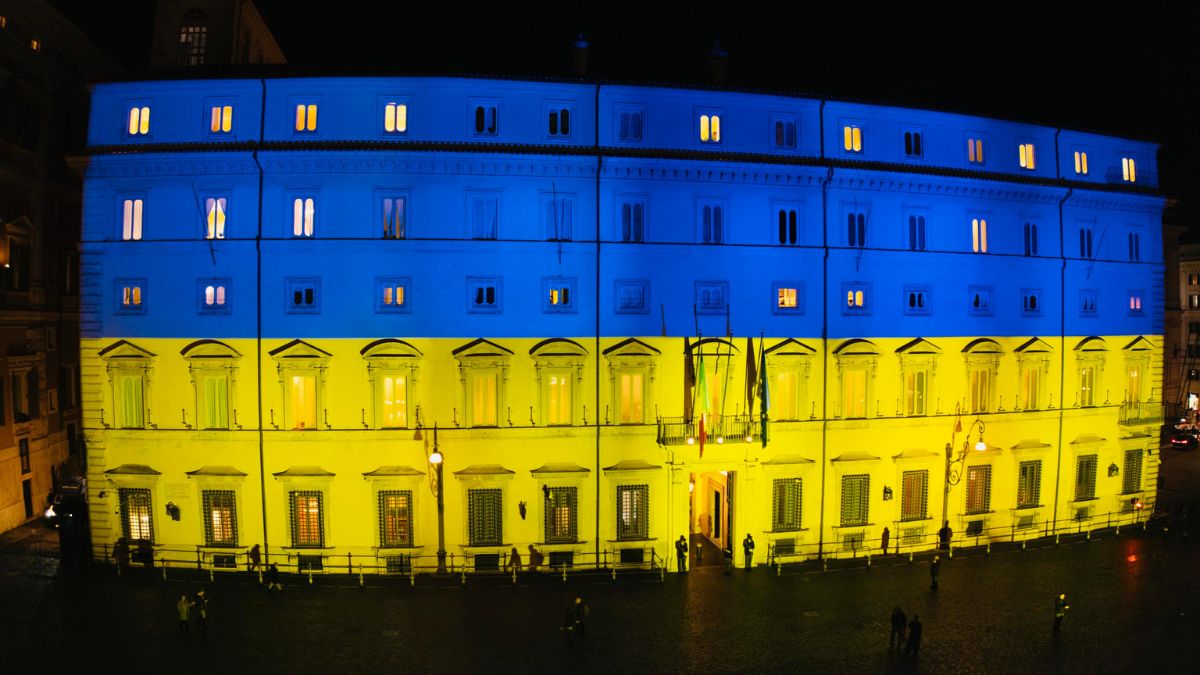 Foto originale di Palazzo Chigi con i colori dell'Ucraina il 24 febbraio 2026.