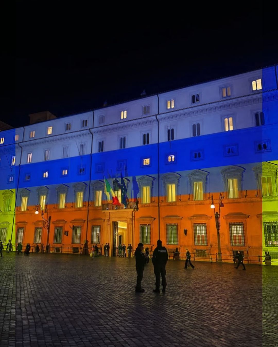 Analisi tecnica e sovrapposizione tra la foto originale e il fotomontaggio della bandiera russa.