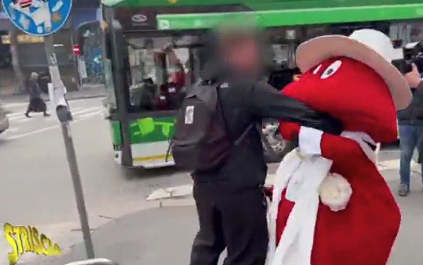 gabibbo picchiato milano video