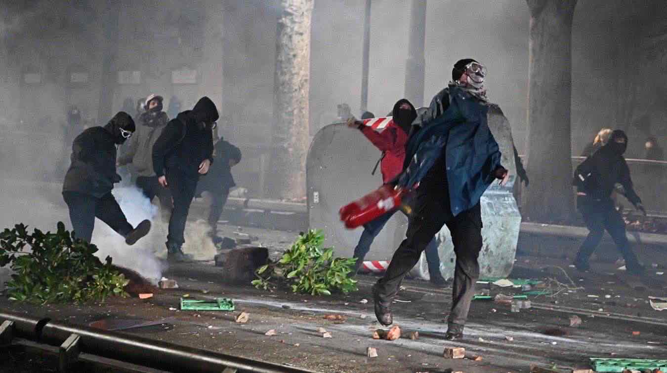 Scontri alla manifestazione di Torino per Askatasuna