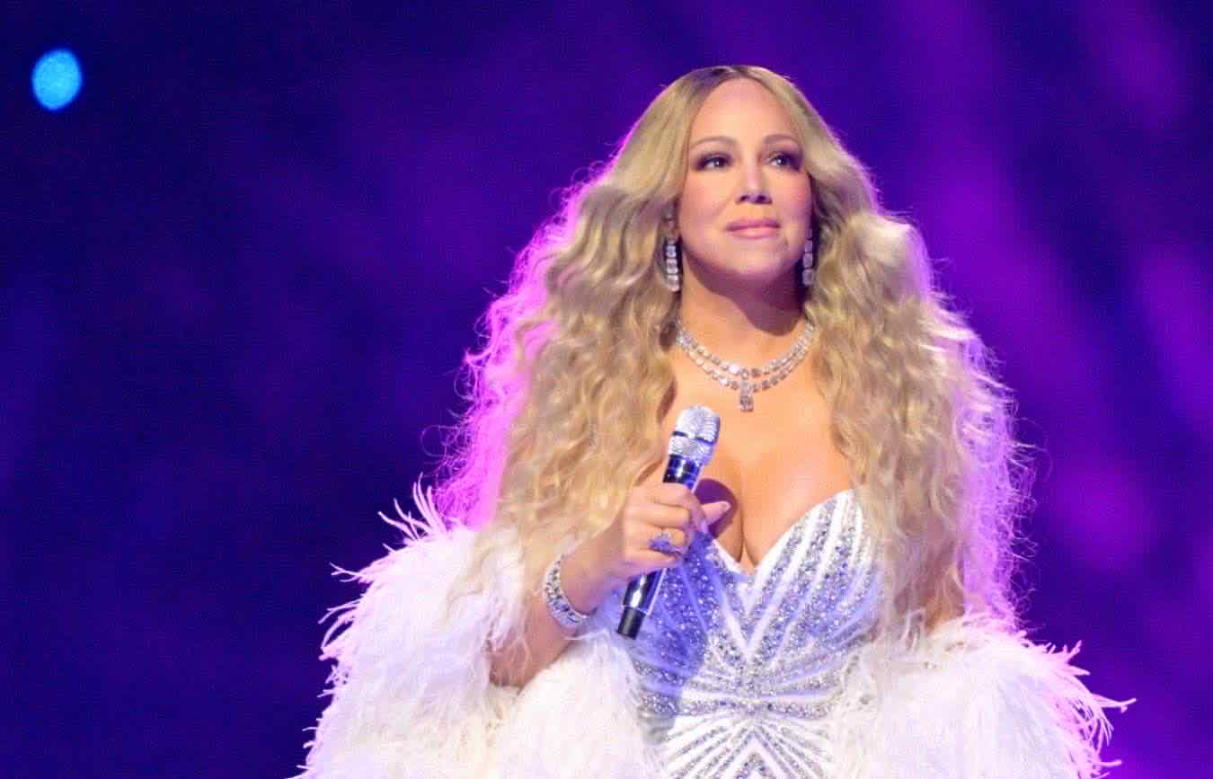 https://static.open.online/wp-content/uploads/2026/02/mariah-carey-gobbo-san-siro-olimpiadi-volare-video.jpg