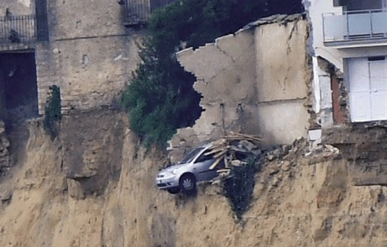 https://static.open.online/wp-content/uploads/2026/02/niscemi-auto-precipizio.jpg