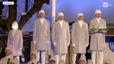 olimpiadi-bimbo-fatto-scendere-bus