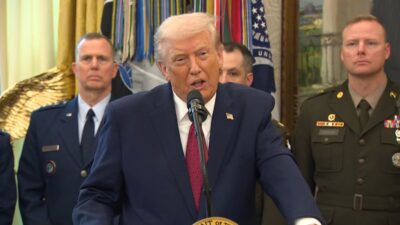 Donald Trump alla Casa Bianca firma l'ordine esecutivo sul fentanyl come armi di distruzione di massa nel dicembre 2025