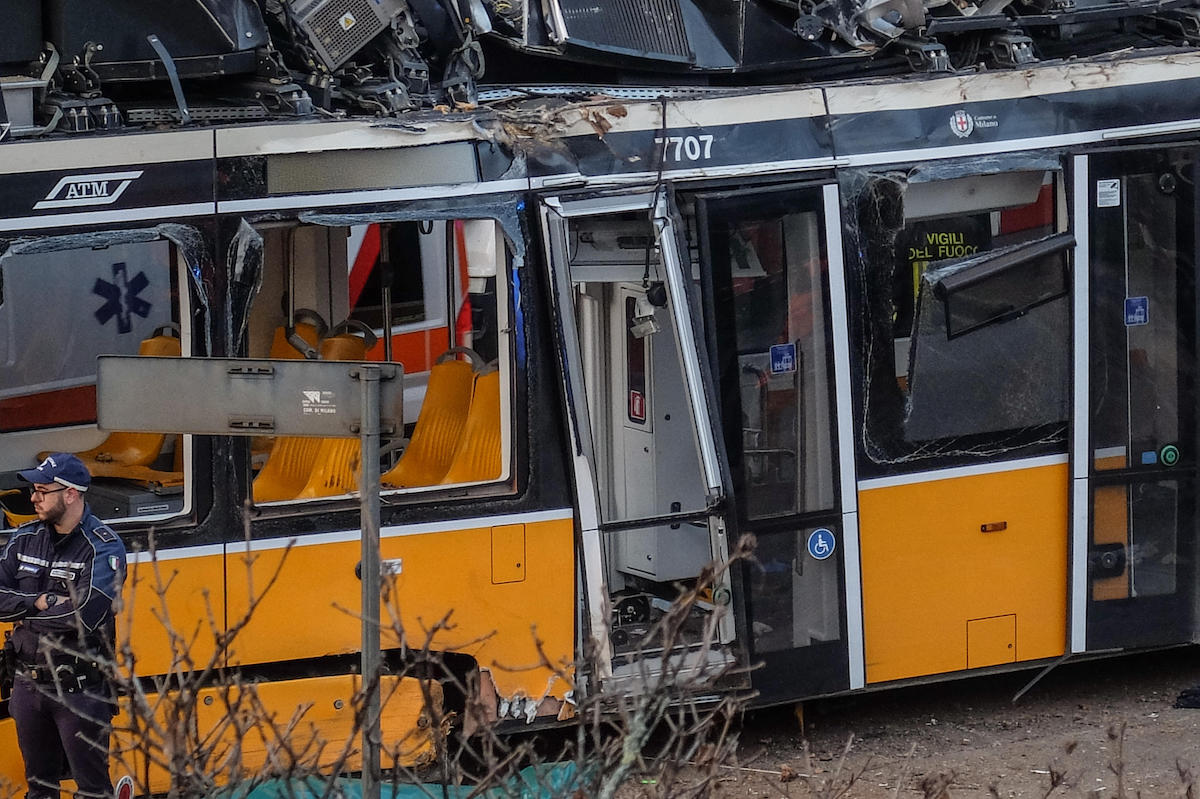 vittime tram deragliato milano