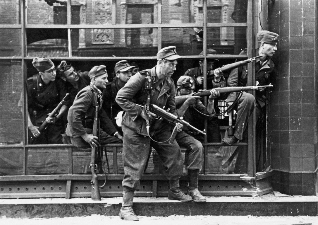 Waffen SS a Varsavia nel 1944 con la Mp40