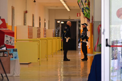 accoltella prof indagini