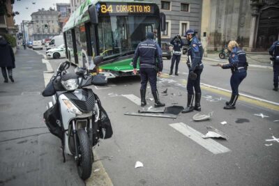 autobus milano incidente moto