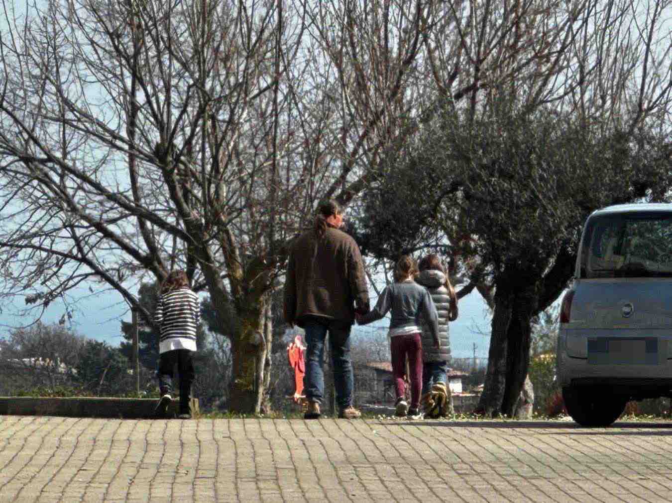 Nathan Trevallion con i figli, la famiglia nel bosco nella casa protetta