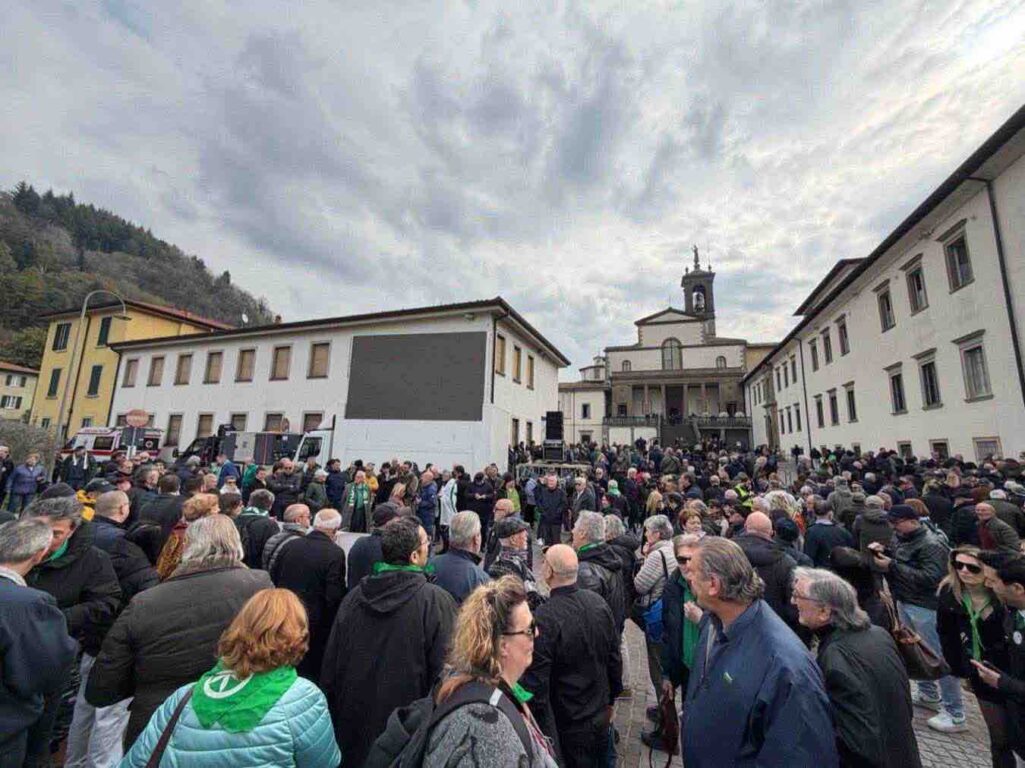 Folla ai funerali di Umberto Bossi a Pontida