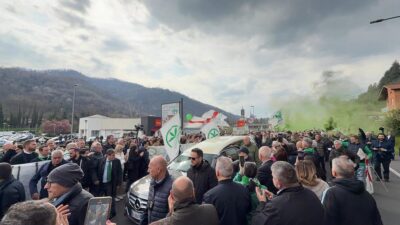 funerali-bossi-cori-contro-tricolore-video