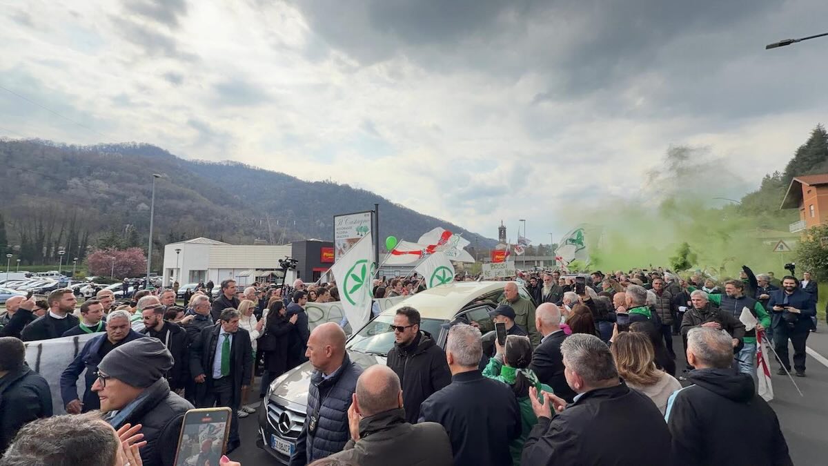 funerali-bossi-cori-contro-tricolore-video