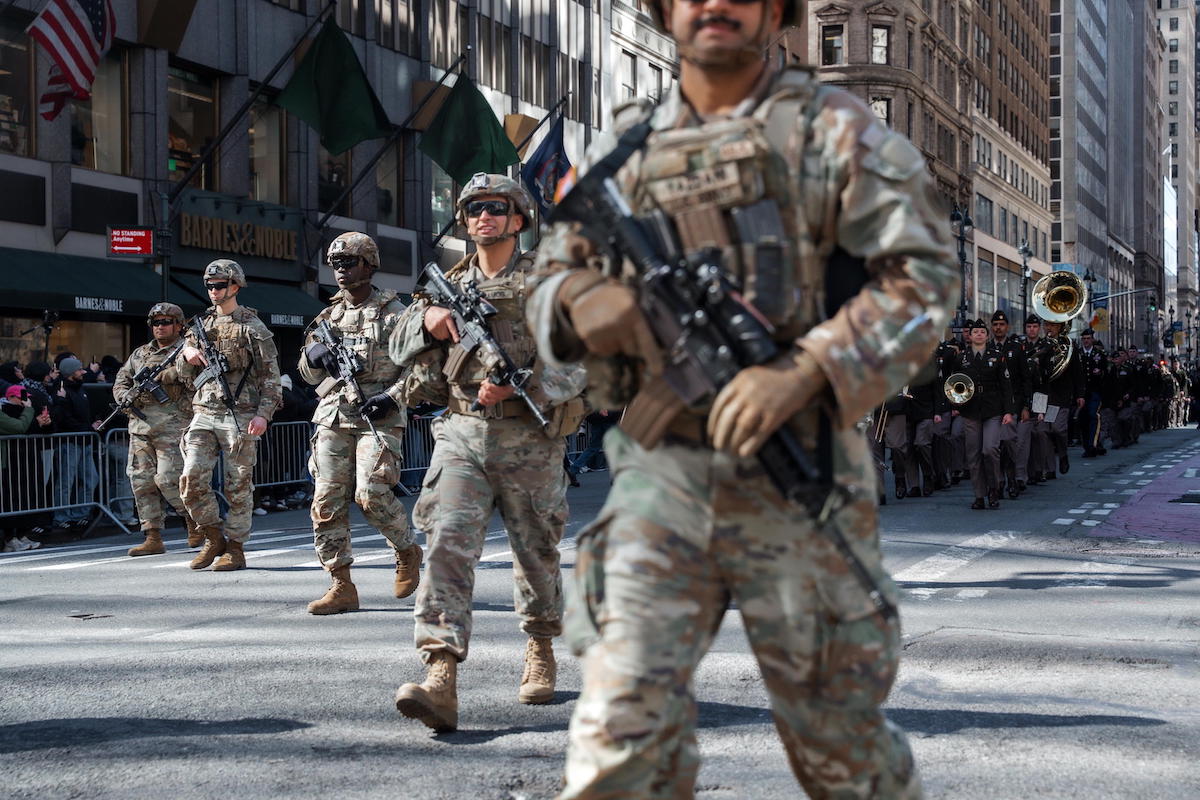 uomini pentagono armi