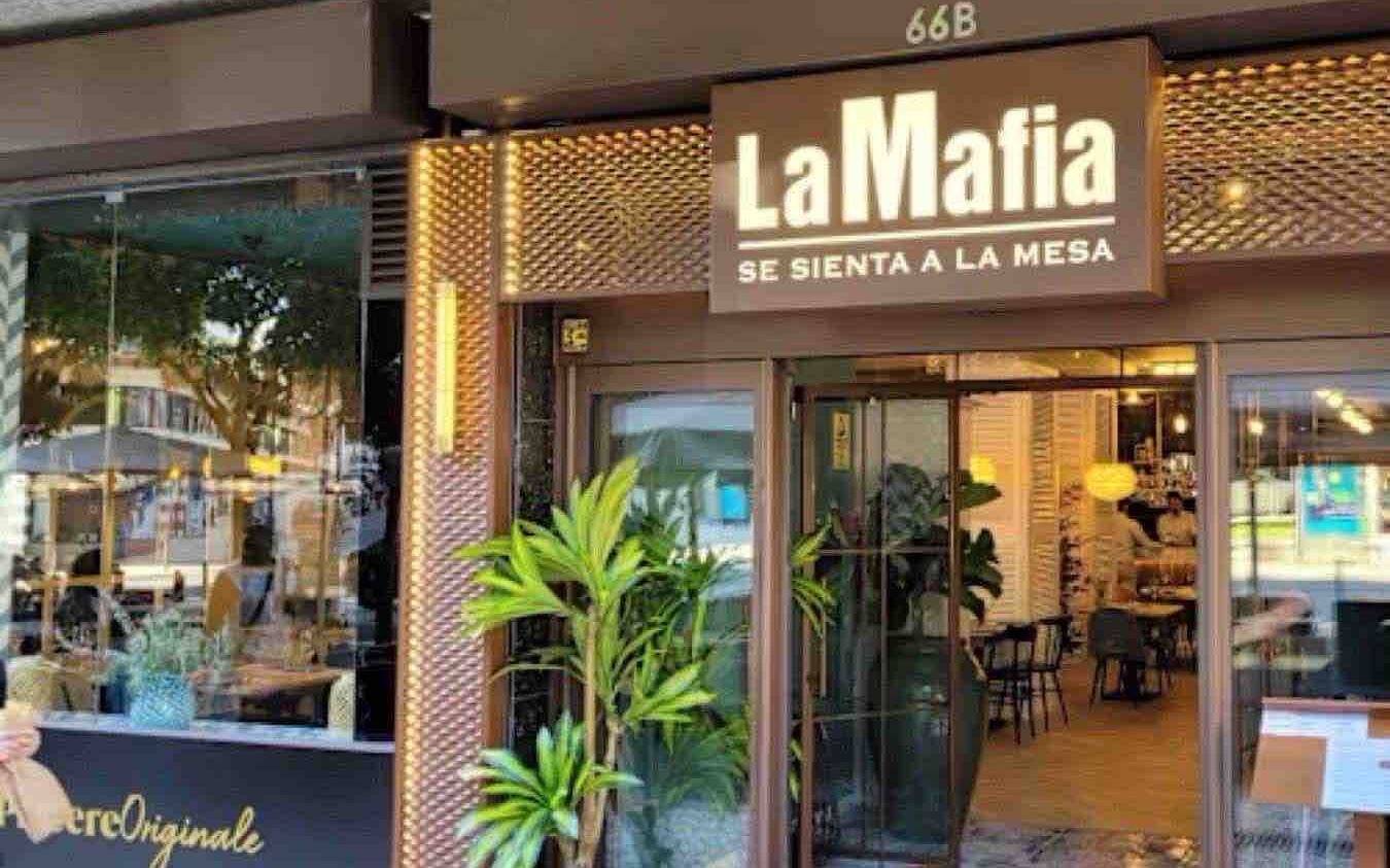mafia si siede al tavolo condanna cambio nome ristorante