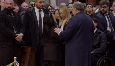 meloni-abbraccio-madre-domenico funerali