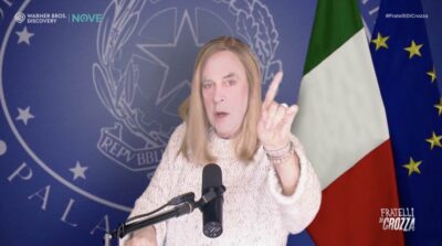 Giorgia Meloni imitata da Maurizio Crozza che cerca modi per convincere i giovani a votare Sì al referendum