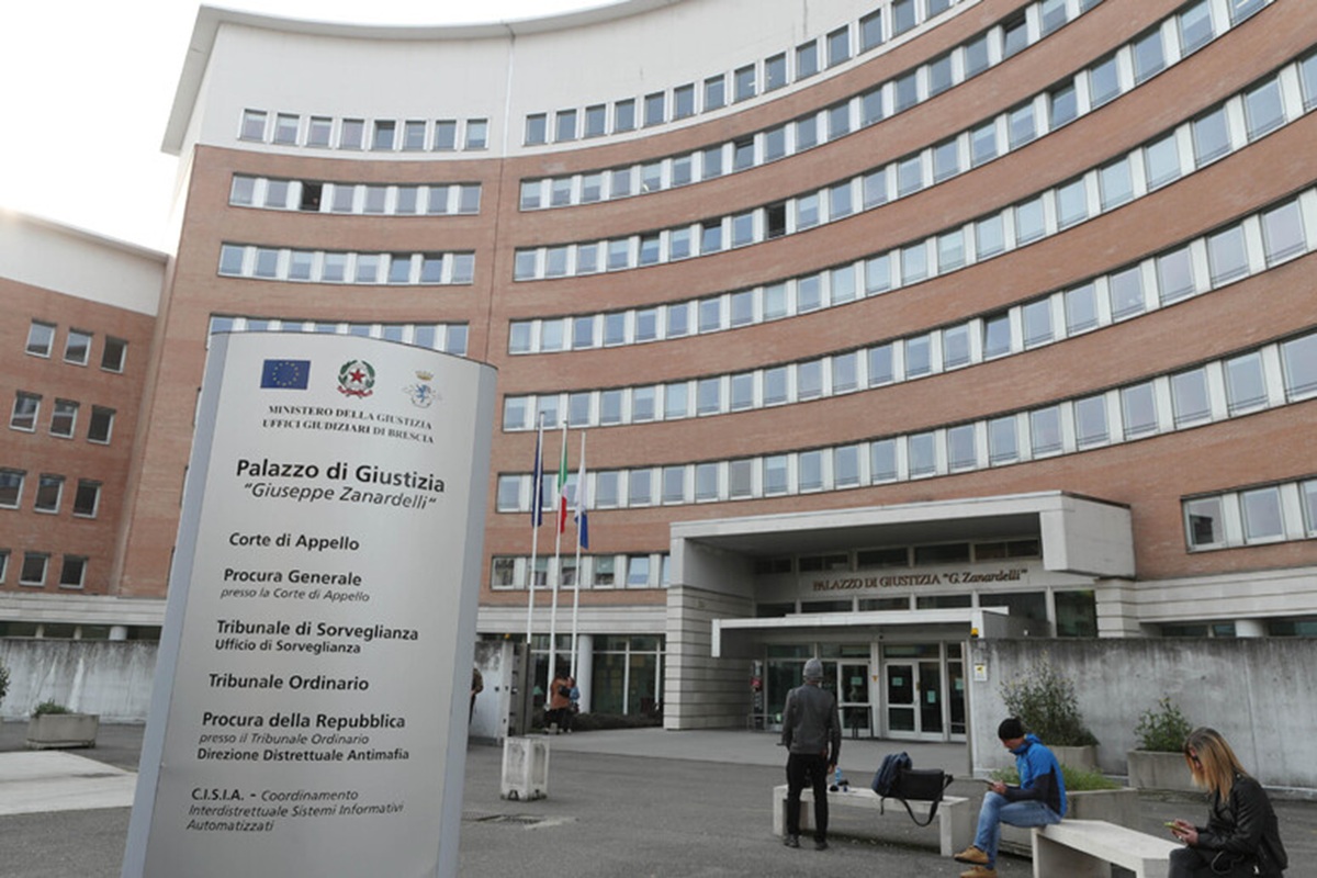 moglie tradita stalking striscione condominio