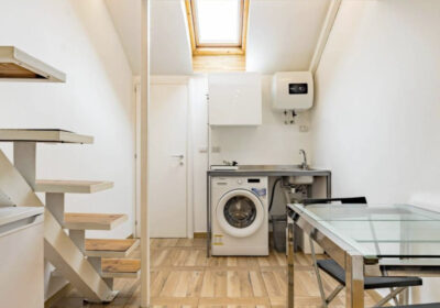 Interno di un minuscolo monolocale a Milano sotto i 20 mq