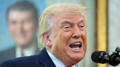 Foto di Donald Trump mentre parla al microfono