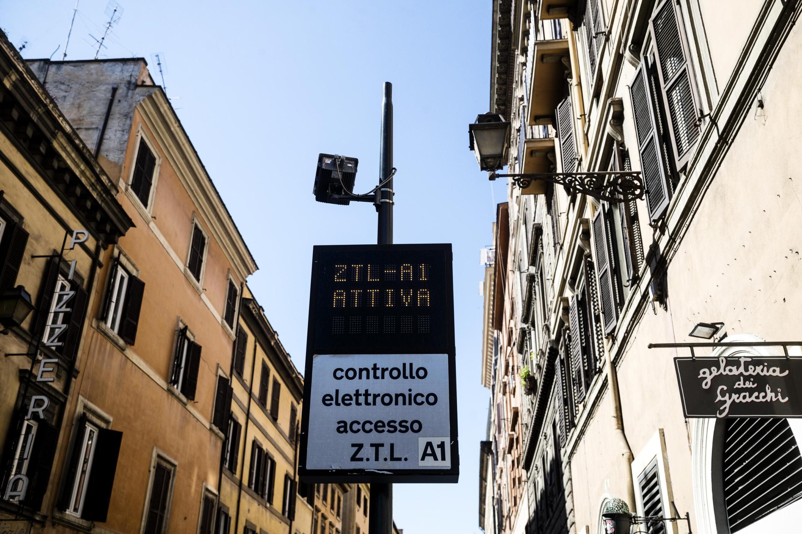 regole auto elettrica ztl città italiane