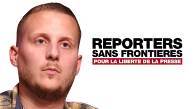 Primo piano di Adrien Bocquet con il logo di Reporter Senza Frontiere (RSF) per le sanzioni UE sulla propaganda russa.