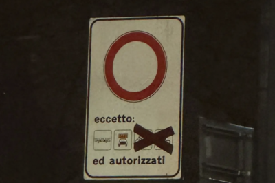 segnale stradale modificato