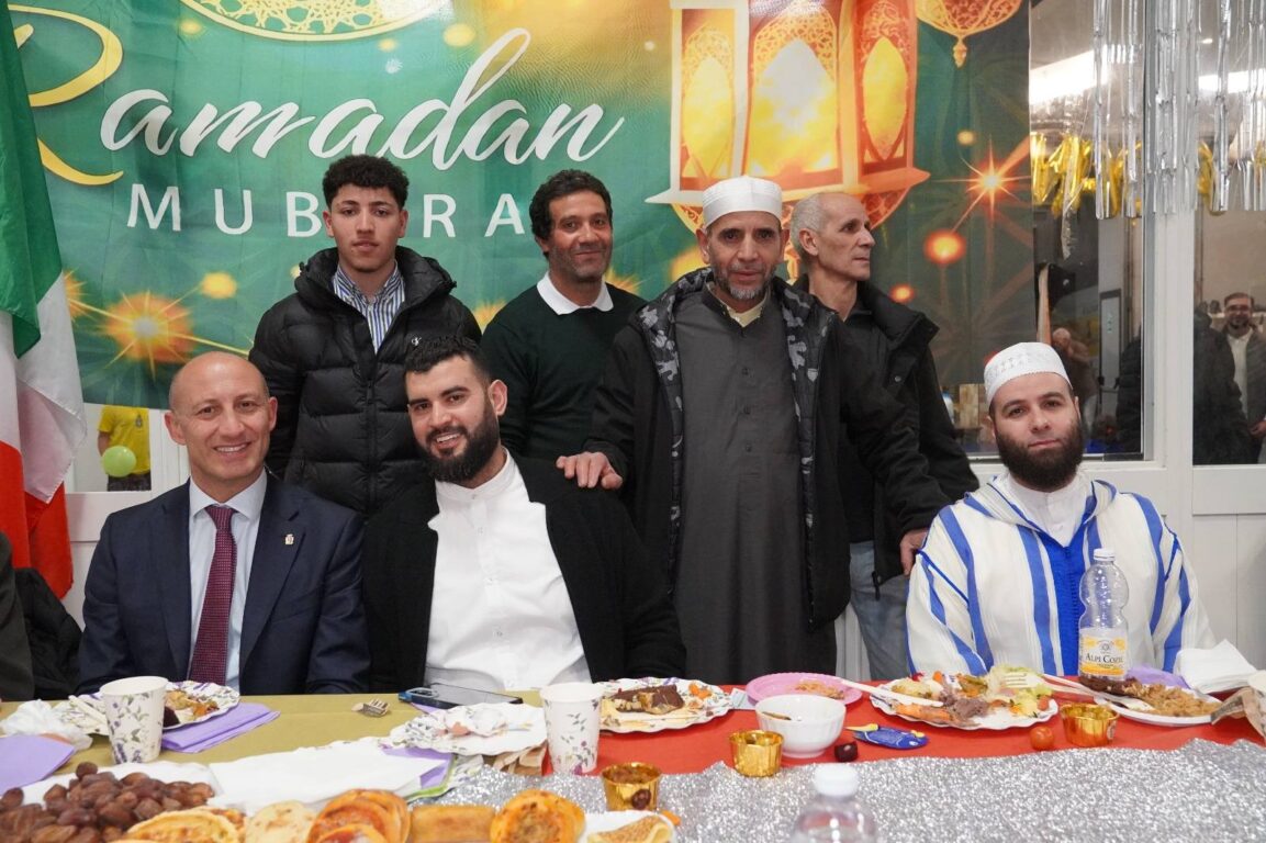 il sindaco di lecco con la comunità islamica