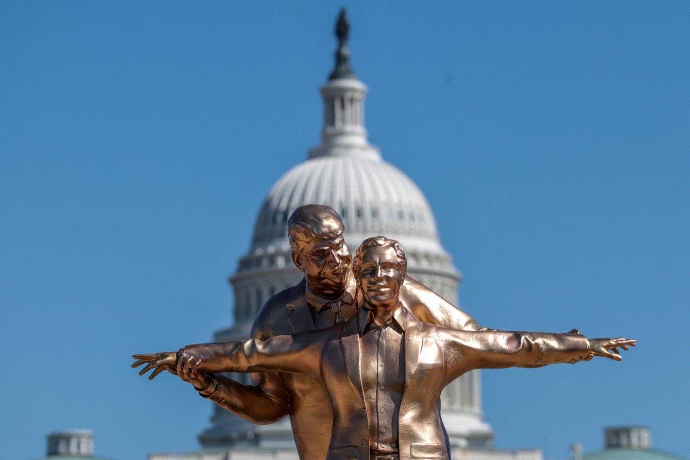 statua-trump-epstein-titanic