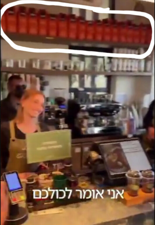 L'immagine e il dettaglio dello scaffale, indicato come presunta prova dell'allucinazione AI