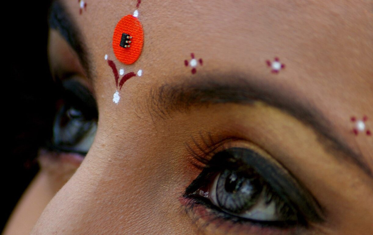 Un donna che indossa il bindi induismo
