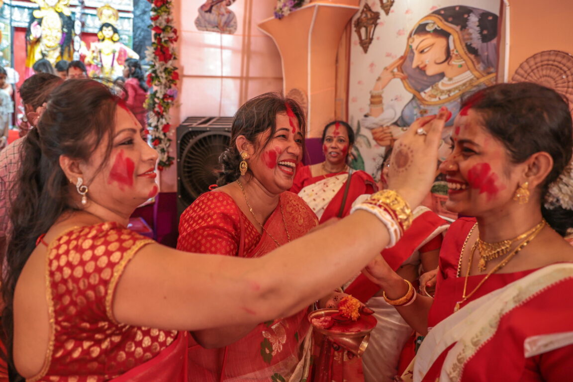 Donne indiane festeggiano il rituale del Sindoor Khela induismo
