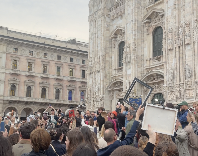 Soprammobili, oggetti vintage e opere d’arte: ecco come è andato il baratto organizzato all’alba in piazza Duomo – Il video