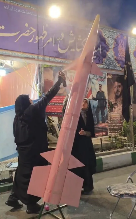 donne iraniane dipingono un missile di rosa