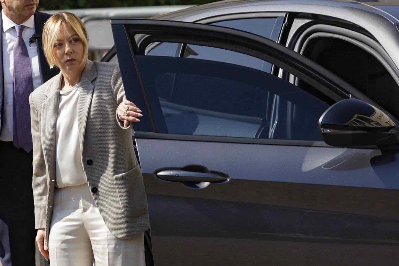 auto blu transizione elettrico dati italia