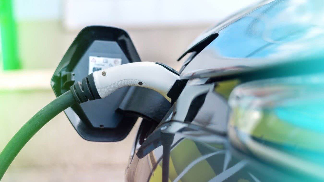 auto elettriche marzo 2026 guerra medio oriente