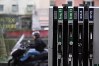 caro carburanti tassa extraprofitti ue schlein meloni