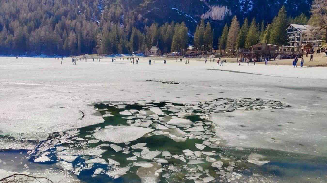 lago braies cedimento ghiaccio visitatori soccorsi
