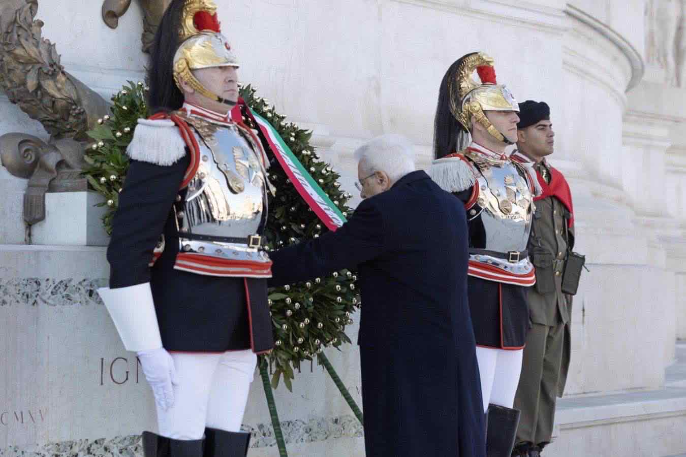 https://static.open.online/wp-content/uploads/2026/04/mattarella-altare-patria.jpg